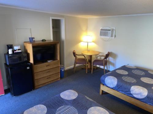 A Holiday Motel - Maggie Valley - image 35