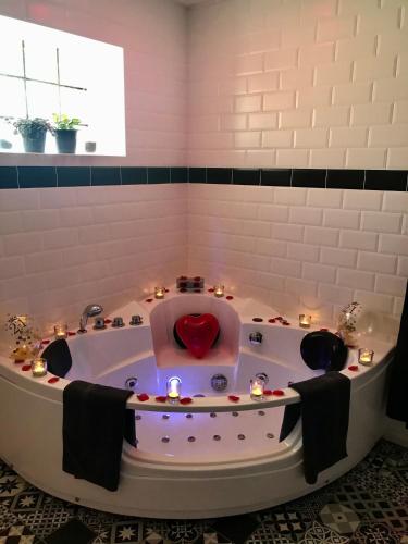 Bathroom, Studio de charme Duo SPA Le Monroe in La Ferte-sous-Jouarre