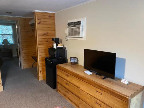 A Holiday Motel - Maggie Valley - image 26