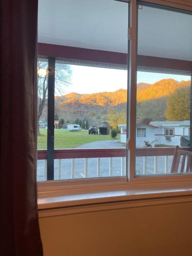 A Holiday Motel - Maggie Valley - image 18