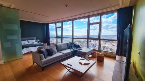 A Modern & Homely CBD Apt. w/ a Pool & Gym 10% now