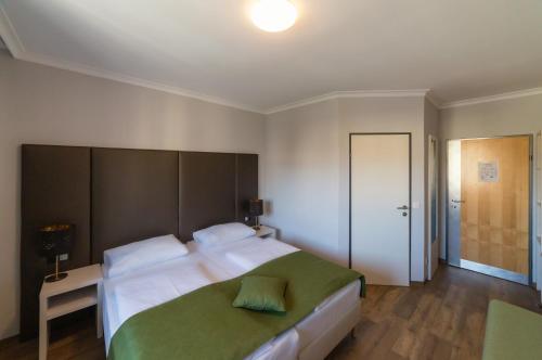 Arion Airport Hotel - image 9