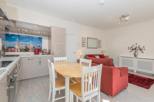 Bluebridge Walk Luxury Apartment - image 7