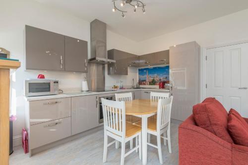 Bluebridge Walk Luxury Apartment - image 13