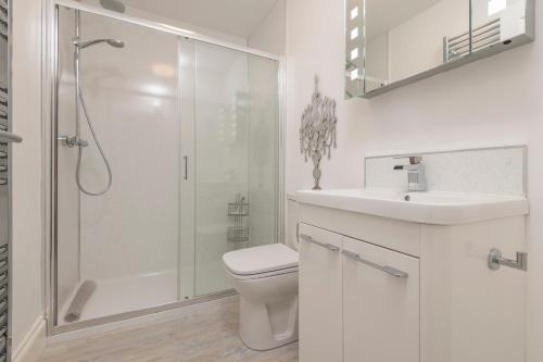 Bluebridge Walk Luxury Apartment - image 12