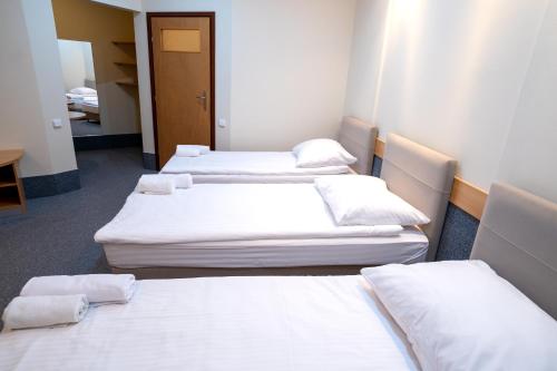 4 twin beds