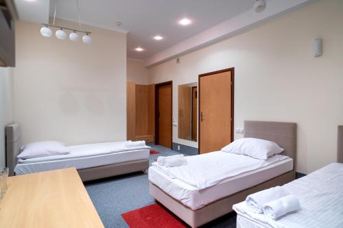 3 twin beds