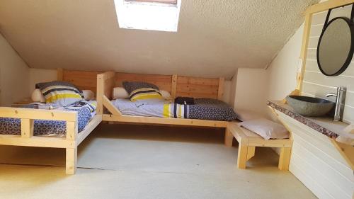 2 queen beds, 3 twin beds