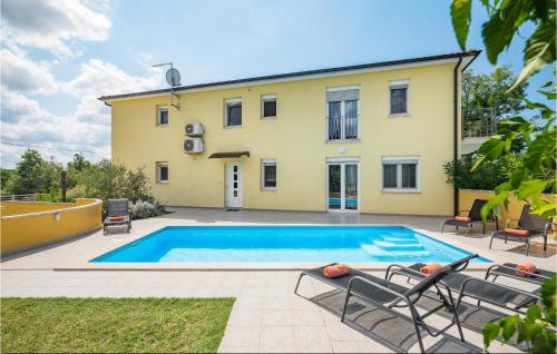 Lovely Home In Perci With Kitchen