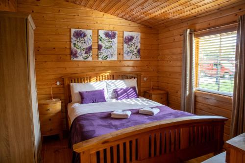 The Steadings Log Cabins in Фреші