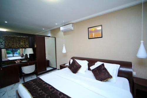 1 king bed, 1 sofa bed