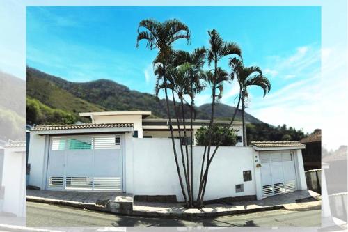Linda Casa no Litoral Norte à 1 minuto da praia e próxima à IlhaBela