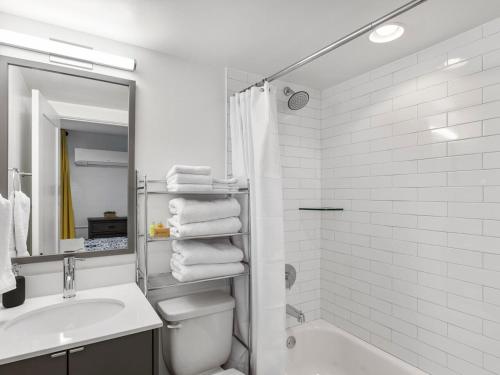 Chic Studio with Queen Bed, City Walkable!