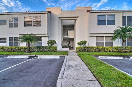St Pete Condo with Patio and Pool about 2 Mi to Beach in St Petersburg, USA