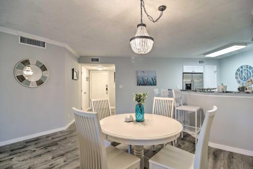 St Pete Condo with Patio and Pool about 2 Mi to Beach in St Petersburg, USA
