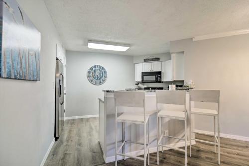 St Pete Condo with Patio and Pool about 2 Mi to Beach in St Petersburg, USA