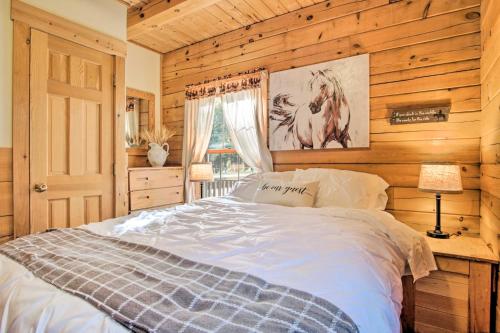 Rustic Rothbury Cabin with Resort Amenity Access!