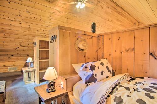 Rustic Rothbury Cabin with Resort Amenity Access!