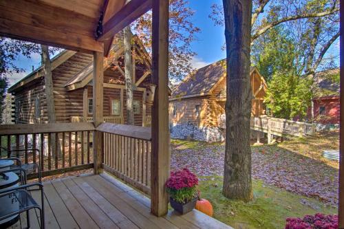 Rustic Rothbury Cabin with Resort Amenity Access!