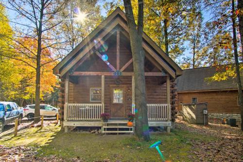 Rustic Rothbury Cabin with Resort Amenity Access!