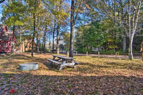 Rustic Rothbury Cabin with Resort Amenity Access!