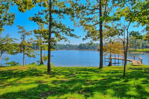 Cozy Toledo Bend A-Frame with Waterfront Views!