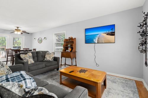 Pet-Friendly, Fully Fenced Backyard, 20-min to CHS