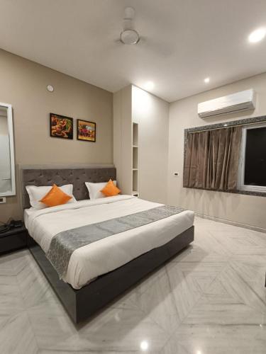Hotel Shri Anand Dham, Nathdwara - 100 Meters away from the temple