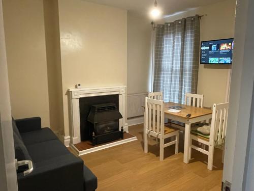 Rooms In A Victorian Comfortable 4-bedroom house in Milton Keynes Rooms Not En-suites - Hackleton
