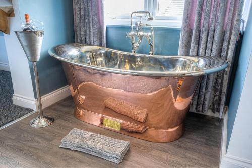 The Rockpool - private hot tub and sea views in Amble