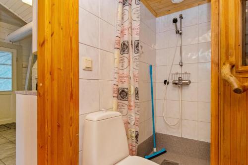 Bathroom, Hallan Akka Apartments in Hyrynsalmi