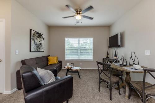 NEW. Chic Suite. KING Bed. Gym. WiFi.