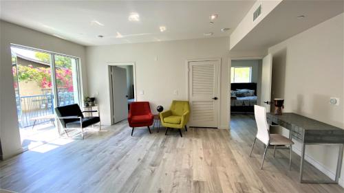 Spacious 2bd 2ba Place in the Heart of Hollywood