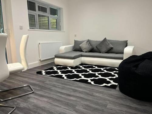 Spacious & Modern Central 1 Bed Apartment With Outside Space