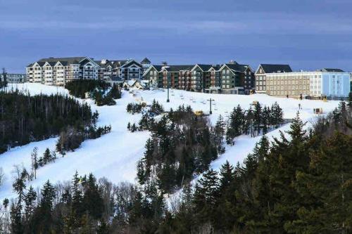 *APRES SKI LODGE, SKI IN-SKI OUT, CENTRAL VILLAGE!