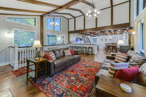 Misty Mountain Lodge in McHenry, USA