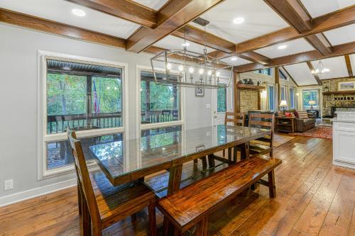 Misty Mountain Lodge in McHenry, USA