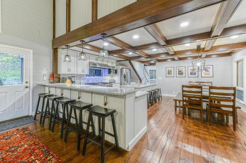 Misty Mountain Lodge in McHenry, USA