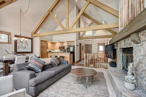 Luxury 4 bed Pines Townhome amongst the peace and quiet townhouse in Beaver Creek, USA