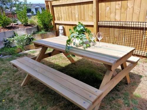 Stylish Cottage - A short stroll to the lake and 5 min drive to town