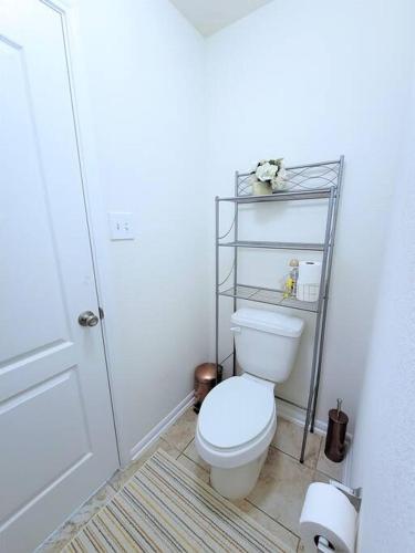 COZIER Home 3BR 2.5Bath Near IAH Movie Rm Karaoke Table Tennis