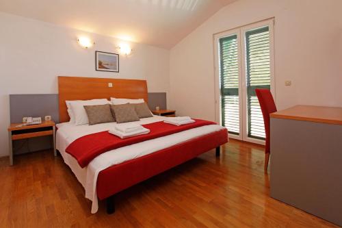 1 queen bed, 1 sofa bed