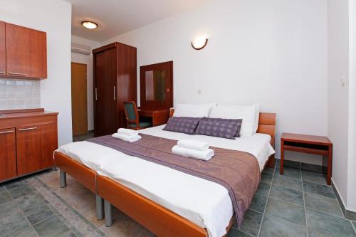 1 queen bed
