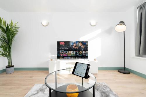 Stylish, modern 3 bedroom townhouse with parking