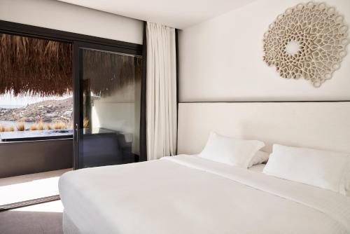 1 queen bed, 1 double bed, 2 sofa beds