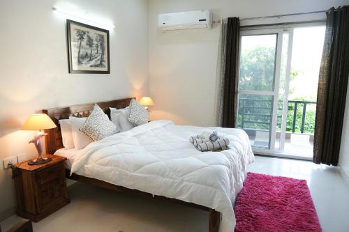 Lime Tree Luxurious 3BHK Serviced Apartment Near Medanta New Delhi and NCR