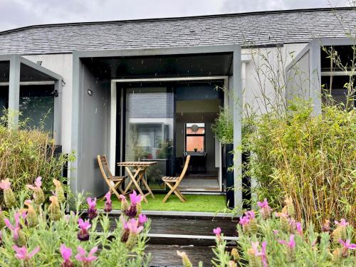 Pass the Keys Cheerful 2 bedroom townhouse with free parking gîte à louer Mode Wheel Locks