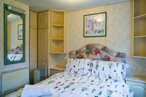 Wind In The Willows: Sleeps 4, Kitchen, bathroom, lounge, WIFI