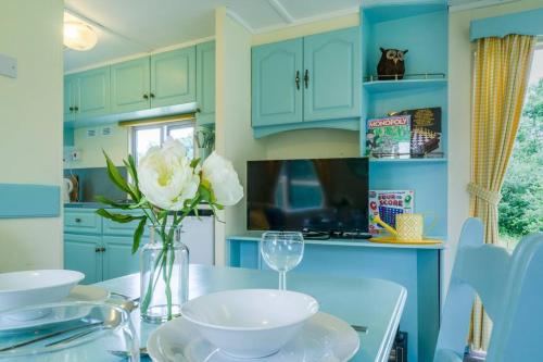 Wind In The Willows: Sleeps 4, Kitchen, bathroom, lounge, WIFI