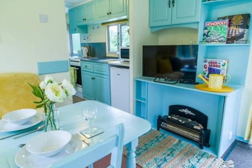 Wind In The Willows: Sleeps 4, Kitchen, bathroom, lounge, WIFI